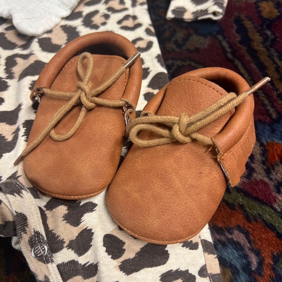 Leopard Print baby One Piece matching fleece bear hat & gloves moccasins bib - Picture 2 of 8